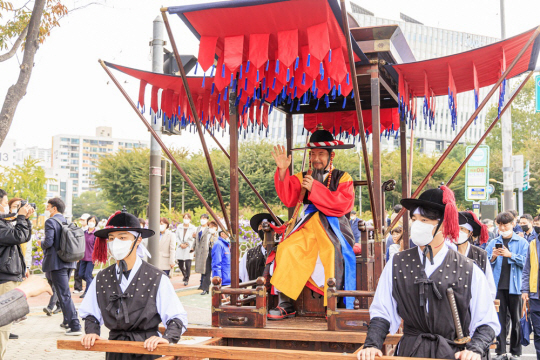 지난해 마포나루 새우젓 축제에서 박강수 마포구청장이 사또 분장을 하고 행차 퍼레이드를 하고 있다. 마포구청 제공