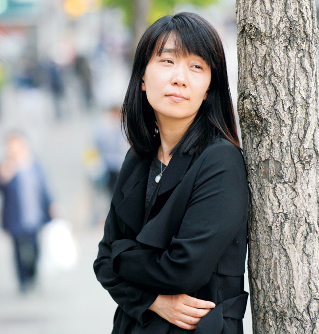 10일 오후 8시 소설가 한강이 올해의 노벨문학상 수상자로 선정됐다. 사진은 2014년 5월 문화일보와 인터뷰를 가진 한강의 모습. 자료사진