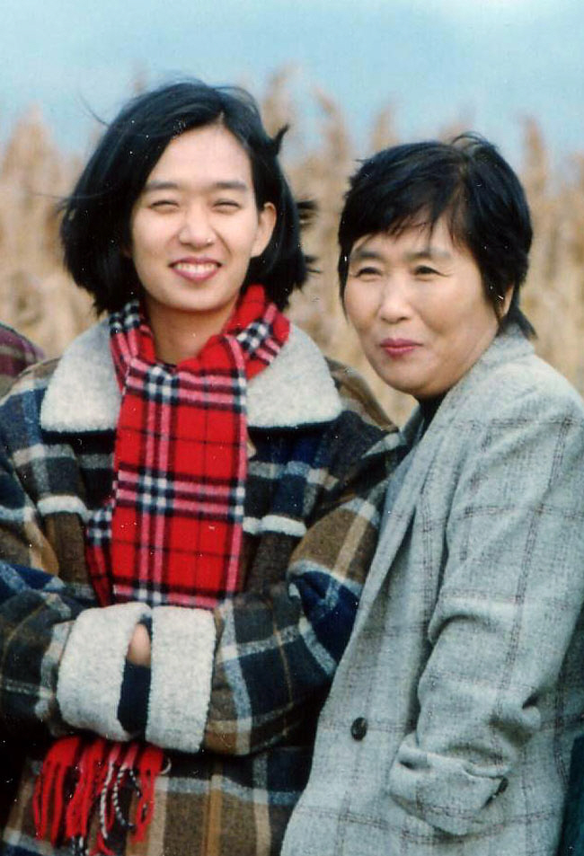 소설가 한강(왼쪽)이 지난 2005년 제29회 이상문학상을 받은 직후 어머니인 임감오 씨와 함께 활짝 웃으며 사진을 찍었다. 연합뉴스