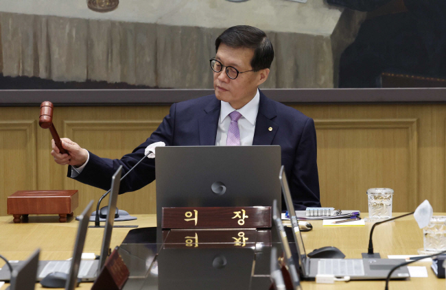 이창용 한국은행 총재가 11일 서울 중구 남대문로 한은 본점에서 열린 금융통화위원회 통화정책방향 회의에 참석해 개회 의사봉을 두드리고 있다. 한은은 이날 3년 2개월 만에 기준금리를 0.25%포인트 인하했다.  사진공동취재단