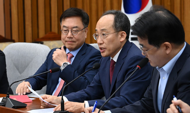 추경호(가운데) 국민의힘 원내대표가 11일 오전 국회에서 열린 국정감사대책회의에서 발언하고 있다. 곽성호 기자