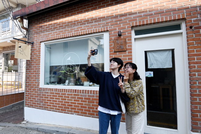 11일 오전 소설가 한강이 운영하는 것으로 알려진 서울 종로구 통의동 ‘책방오늘’에서 한강의 ‘팬’이라고 밝힌 한 모녀가 책방을 배경으로 기념 촬영을 하고 있다. 윤성호 기자
