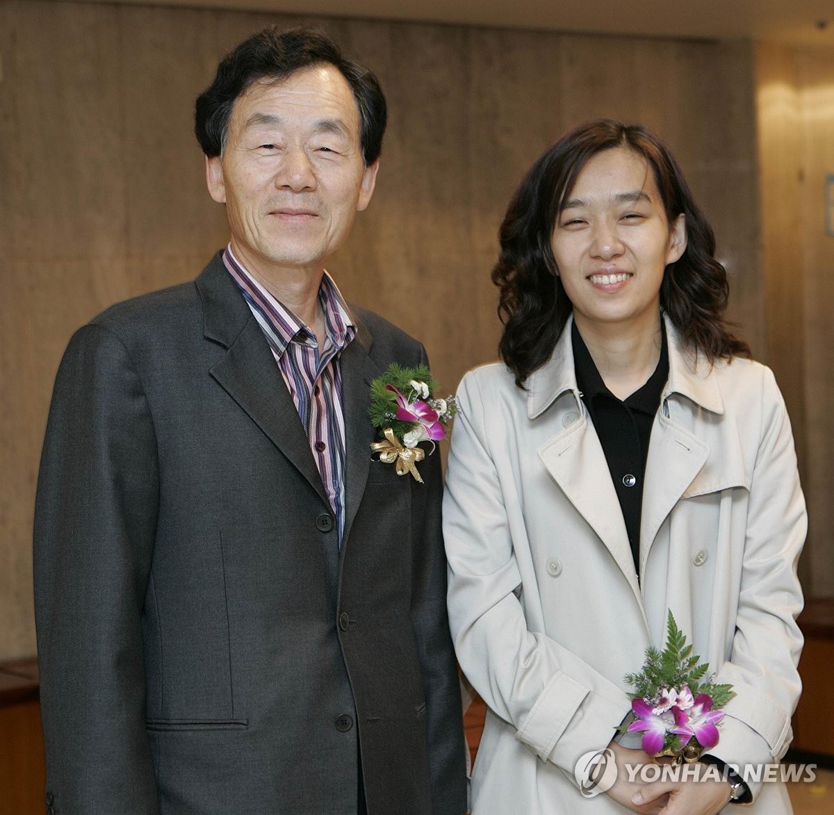 한강 작가와 아버지인 한승원 작가(오른쪽). 2005년 한강의 이상문학상 수상 당시 시상식 [연합뉴스 자료사진. 문학사상사 제공. 재판매 및 DB금지]