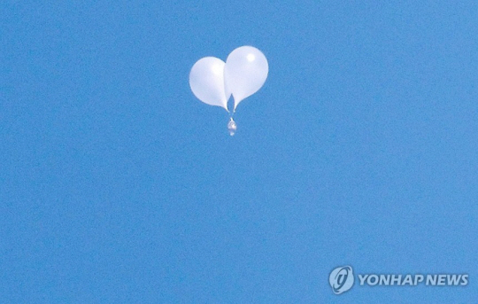 북한 오물풍선. 연합뉴스