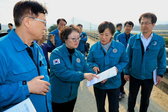 송미령 농림축산식품부 장관이 11일 오후 경기도 용인 철새도래지를 찾아 고병원성 조류인플루엔자 방역 상황을 점검하고 있다. 농림축산식품부 제공
