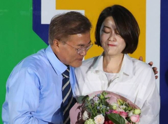 문재인 전 대통령이 대선후보였던 지난 2017년 5월 8일 서울 광화문광장에서 딸 다혜씨와 기념촬영을 하고 있는 모습. 연합뉴스