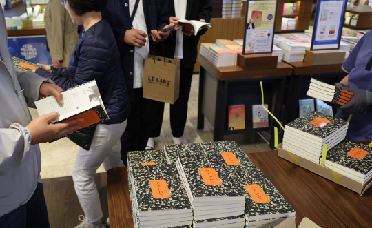 주말인 13일 서울 종로구 교보문고 광화문점에서 시민들이 노벨문학상 수상자인 한강 작가의 책을 구매하고 있다.