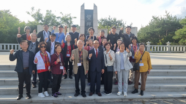 파독 근로자 고국방문단이 지난 9일 임진각 망배단에서 기념 촬영을 했다. 정성규(앞줄 오른쪽 네 번째) 재독한인총연합회 회장은 “고국이 분단을 딛고 번영하길 기원했다”고 말했다. 정 회장 제공