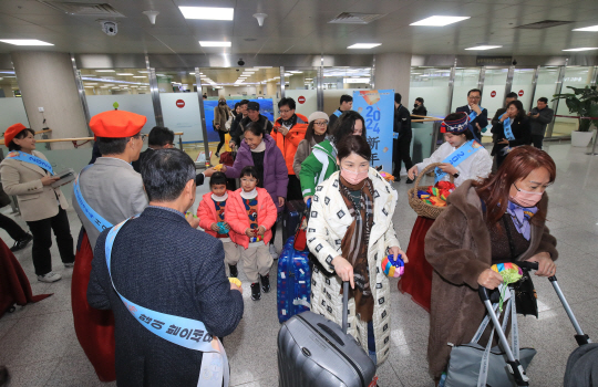 제주국제공항 1층 국제선 도착장에서 제주~상하이 직항노선을 타고 온 중국인 관광객들을 환영하는 행사가 열리고 있다. 뉴시스
