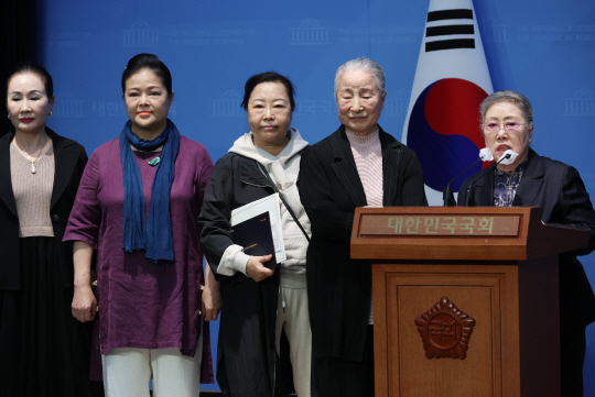 14일 국회 소통관에서 국악인 신영희(오른쪽 첫번째)씨가 ‘국악인 비하 발언’ 양문석 더불어민주당 의원 규탄 기자회견을 하고 있다. 연합뉴스
