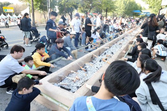 강동선사문화축제 ‘선사 비비큐 체험’ 프로그램이 진행되고 있다.강동구청 제공