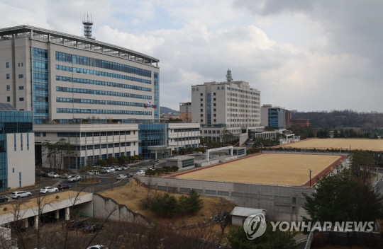 서울 용산 국방부·합참 청사(왼쪽)와 대통령실(오른쪽). 연합뉴스