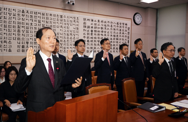 이완규(앞줄 왼쪽) 법제처장이 14일 오전 국회에서 열린 법제사법위원회 법제처 국정감사에서 선서하고 있다. 박윤슬 기자