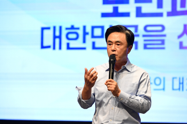 김태흠 충남지사가 최근 청양군민과의 대화에서 지천댐 등 현안을 설명하고 있다.  충남도청 제공
