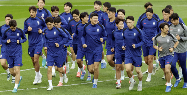 한국 축구대표팀 선수들이 2026 북중미월드컵 아시아 3차예선 B조 4차전을 하루 앞둔 14일 용인미르스타디움에서 훈련을 소화하고 있다. 뉴시스