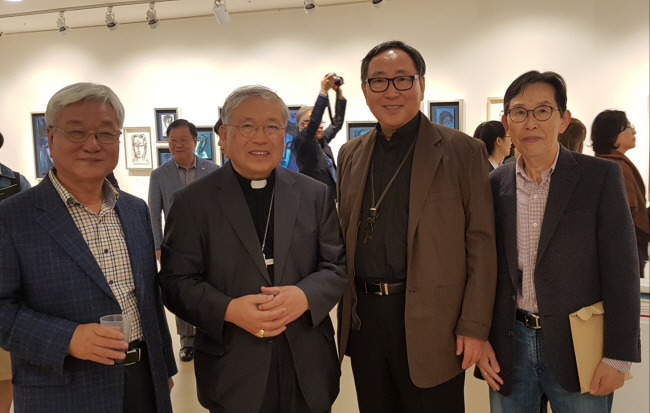 지난 2017년 조광호 신부 개인전에서 찍은 기념사진. 오른쪽부터 김형영 시인, 조 신부, 염수정 추기경, 조창환 시인.