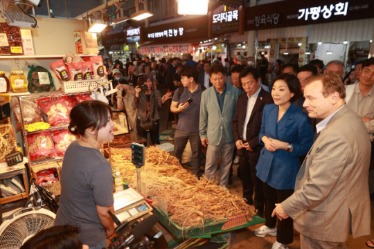 게오르크 빌프리드 슈미트(오른쪽 첫 번째) 주한독일 대사, 오영주(〃 두 번째) 중소벤처기업부 장관, 부호(〃 세 번째) 주한베트남 대사가 지난달 13일 서울 동대문구 경동시장에서 베트남 상인과 이야기를 나누고 있다. 중소벤처기업부 제공