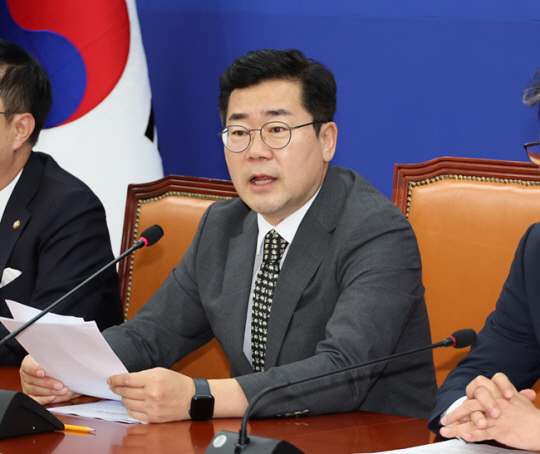 박찬대 더불어민주당 원내대표가 15일 오전 서울 여의도 국회에서 열린 국정감사 대책회의에서 발언하고 있다. 연합뉴스