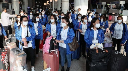 8월 6일 외국인 가사관리사 시범사업에 참여할 필리핀 노동자들이 인천국제공항을 통해 입국하고 있는 모습. 연합뉴스 자료사진(공항사진기자단)