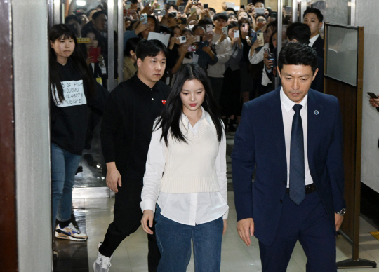 뉴진스 하니가 15일 서울 여의도 국회에서 열린 환경노동위원회 국정감사에 참고인으로 출석하기 위해 감사장으로 들어서고 있다. 국회사진기자단