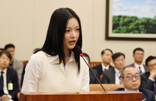 뉴진스 하니가 15일 서울 여의도 국회에서 열린 환경노동위원회 국정감사에 참고인으로 출석해 의원들의 질의에 답하고 있다.국회사진기자단