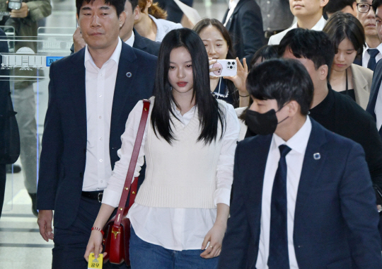 뉴진스 하니가 15일 서울 여의도 국회에서 열린 환경노동위원회 국정감사에 참고인으로 출석하기 위해 들어서고 있다. 국회사진기자단