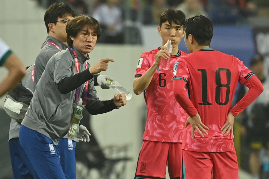 15일 경기 용인미르스타디움에서 열린 북중미월드컵 아시아 3차예선 B조 4차전 대한민국과 이라크의 경기, 홍명보 감독이 경기 중 이강인을 불러 작전지시하고 있다. 백동현 기자