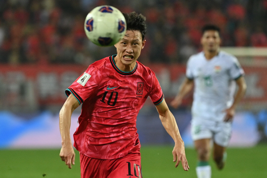 15일 경기 용인미르스타디움에서 열린 북중미월드컵 아시아 3차예선 B조 4차전 대한민국과 이라크의 경기, 이재성이 공을 향해 역주하고 있다. 백동현 기자
