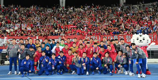 15일 경기 용인미르스타디움에서 열린 북중미월드컵 아시아 3차예선 B조 4차전 대한민국과 이라크의 경기, 3대 2로 승리한 대한민국 선수들이 경기장을 찾은 팬들과 기념촬영하고 있다. 백동현 기자