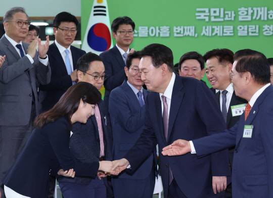 윤석열 대통령이 15일 제주국제자유도시개발센터에서 ‘세계로 열린 청정한 섬, 글로벌 휴양도시 제주’를 주제로 열린 스물아홉 번째 국민과 함께하는 민생토론회에 입장하며 참석자와 인사하고 있다. 뉴시스