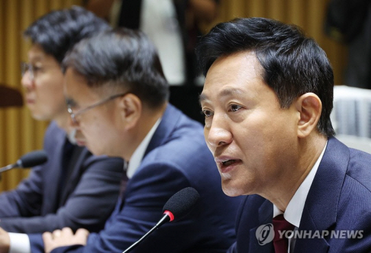 오세훈 서울시장이 15일 서울시청에서 열린 국회 행정안전위원회 국정감사에서 답변하고 있다. 연합뉴스