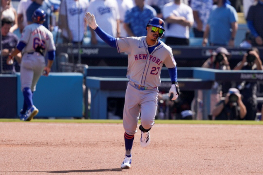 MLB 뉴욕 메츠의 마크 비엔토스가 15일(한국시간) 미국 캘리포니아주 로스앤젤레스의 다저스타디움에서 열린 LA 다저스와 내셔널리그 챔피언십시리즈 2차전에서 2회 만루홈런을 터뜨린 뒤 세리머니를 하고 있다. AP뉴시스