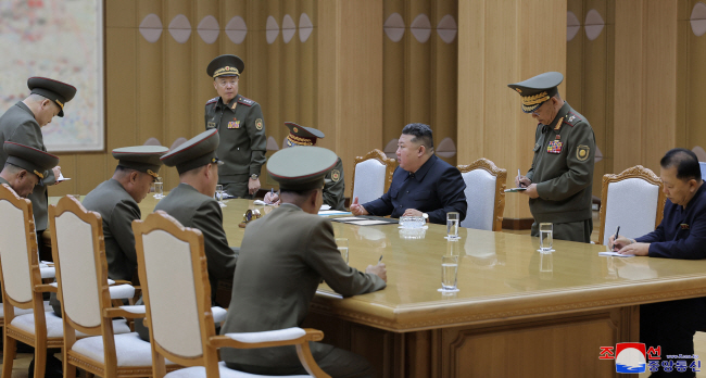 김정은(뒷줄 가운데) 북한 국무위원장이 14일 국방 및 안전 분야에 관한 협의회를 소집해 무인기의 평양 침투 사건 대응방안을 논의하고 있다. 조춘룡(뒷줄 오른쪽) 노동당 중앙위원회 비서, 리영길(뒷줄 오른쪽 두 번째) 인민군 총참모장, 리창호(뒷줄 왼쪽) 정찰총국장 등이 참석해 있다. 조선중앙통신 연합뉴스
