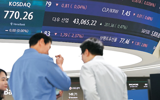 15일 오전 서울 중구 하나은행 딜링룸 전광판에 사상 처음으로 43000선을 돌파한 미국 다우존스30산업평균지수와 최고치로 마감한 스탠다드앤드푸어스(S&P)500지수가 나란히 표시돼 있다. 윤성호 기자