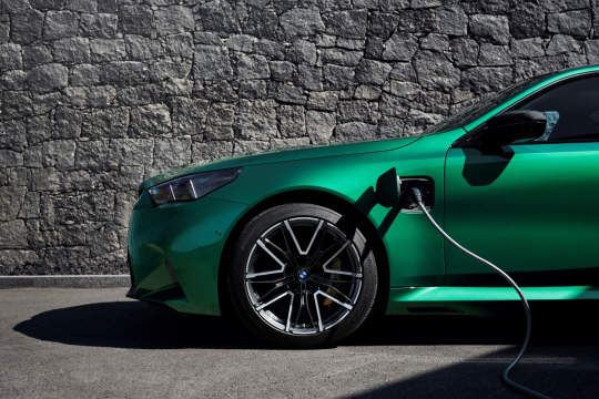 한국타이어가 BMW 고성능 세단 ‘M5’ 7세대 모델에 탑재하기 위해 개발한 신차용 타이어 ‘벤투스 S1 에보 Z’. 한국타이어 제공.