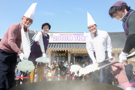 지난해 10월 경기 이천농업테마공원에서 열린 제22회 이천쌀 문화축제 개막 행사에서 김경희(왼쪽 두 번째) 이천시장 등 내빈들이 대형 가마솥에서 지은 밥을 들어보이고 있다. 이천시청 제공