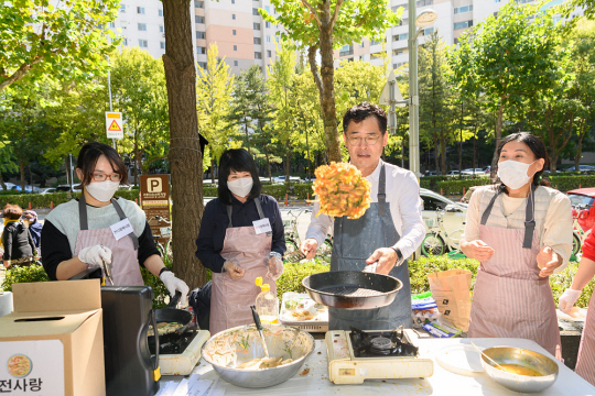 이기재(왼쪽 세 번째) 서울 양천구청장이 ‘제4회 전설의 부침개 달인’ 행사에서 조리 시연을 하고 있다. 양천구청 제공