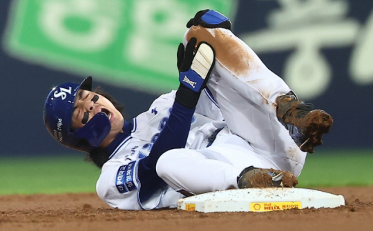 고통을 호소하는 삼성 구자욱. 뉴시스