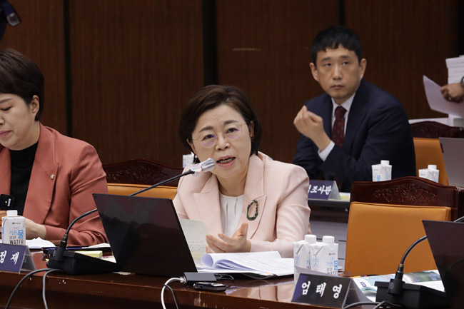 김정재 국민의힘 의원이 14일 전북도청에서 열린 국회 국토교통위원회 국정감사에서 질의하고 있다. 의원실 제공