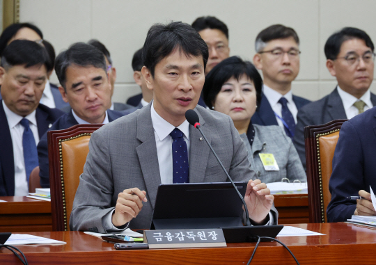 이복현 금융감독원장이 17일 오전 서울 여의도 국회에서 열린 정무위원회의 금융감독원에 대한 국정감사에서 의원 질문에 답변하고 있다. 뉴시스