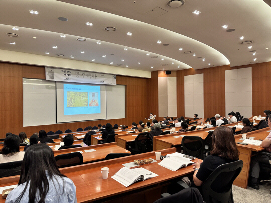 지난 16일 경기 광주시 곤지암리조트 세미나실에서 한국도자재단과 광주시가 주최한 학술세미나 ‘조선 왕실에서의 광주백자’가 열리고 있다. 한국도자재단 제공