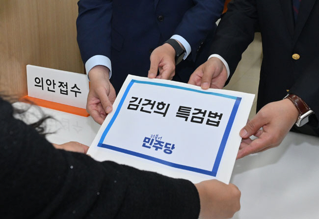 더불어민주당의 김용민 원내정책수석부대표와 김용만 원내부대표가 17일 오전 국회 의안과에 ‘김건희 특검법’ 법안을 제출하고 있다.  곽성호 기자