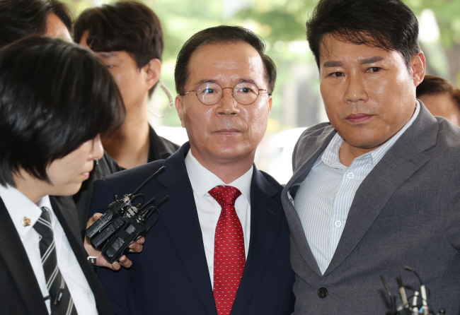 이태원 핼러윈 참사에 부실 대응한 혐의로 기소된 김광호 전 서울경찰청장이 17일 오전 서울서부지법에 출석하고 있다.  연합뉴스