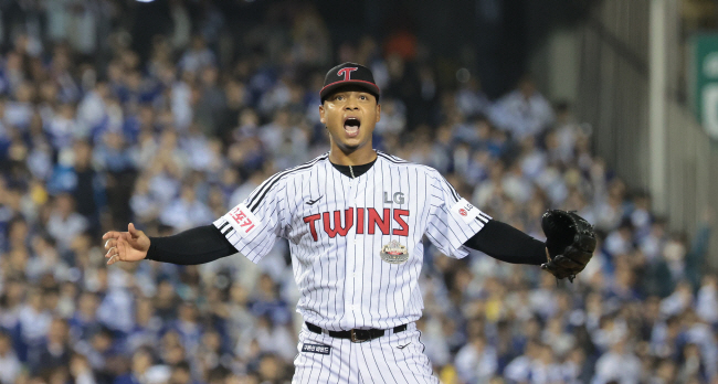 LG의 엘리에이저 에르난데스가 17일 잠실구장에서 열린 프로야구 포스트시즌 플레이오프 3차전 삼성과의 경기에서 9회 초에도 마운드에 올라 삼진 3개로 경기를 마무리 지은 뒤 포효하고 있다.  연합뉴스