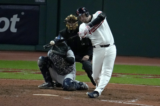 클리블랜드 가디언스의 데이비드 프라이가 18일 오전(한국시간) 미국 오하이오주 클리블랜드의 프로그레시브필드에서 열린 뉴욕 양키스와의 아메리칸리그 챔피언십시리즈(ALCS·7전 4선승제) 3차전에서 5-5로 맞선 연장 10회 말 끝내기 투런 홈런을 날리고 있다. AP뉴시스