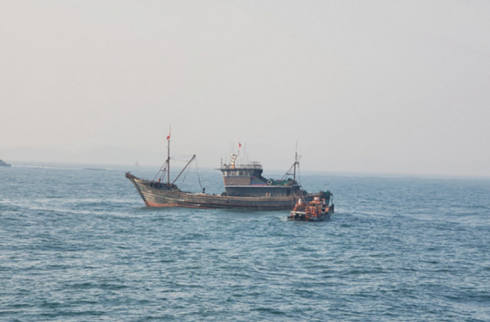 인천 옹진군 연평도 인근 해상에서 불법조업 중인 중국 어선을 나포하는 서해5도특별경비단. 문화일보 자료사진