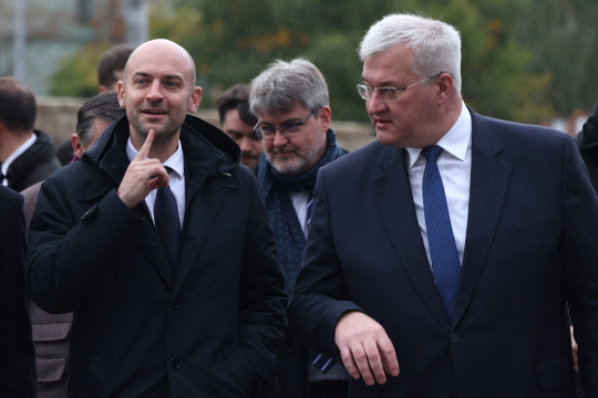 장 노엘 바로 프랑스 외무장관과 안드리 시비하 우크라이나 외무장관은 이날 우크라이나 키이우에서 공동 기자회견을 하고 있다. AFP 연합뉴스