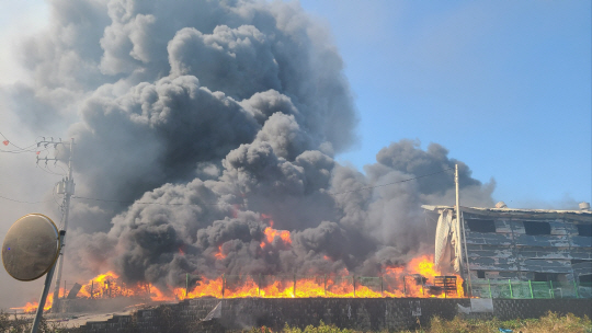 20일 오전 인천 서구 왕길동 기계 제조 공장에서 화재가 발생해 불길이 번지고 있다. 인천소방본부 제공
