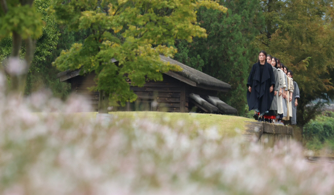 남원에서 ‘문화의 달’을 맞아 진행된 현대무용단 사포의 ‘간이역’ 공연. 문화체육관광부 제공