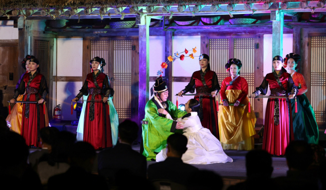 17일 늦은 저녁 전북 남원에서 ‘문화의 달’ 행사를 맞아 광한루원 월매집에서 남원시립국악단의 창극 ‘방자, 춘향을 말하다’가 진행됐다. 이날 공연에는 150여 명의 관람객이 자리를 가득 메우고 춘향과 몽룡의 연기에 맞춰 호응했다.  문화체육관광부 제공